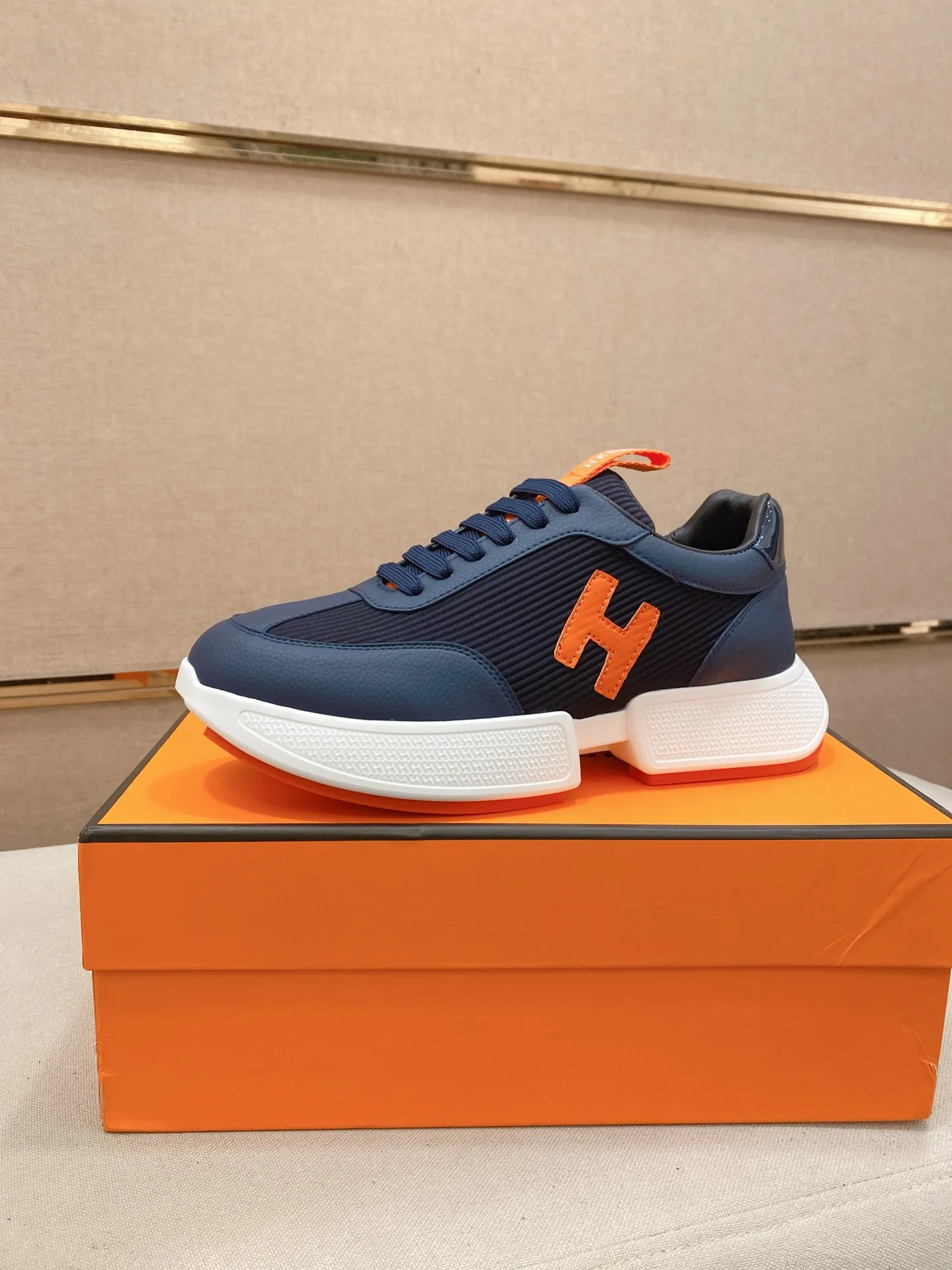 Ex-factory price: 460💰《HERMES》【Classic original single version】Hermès; top 🔝purchasing agent🔍🔍men's latest 🇺🇸 counter sales simultaneously, imported from Italy original ▲▲cowhide ▲▲ (high-end, nobility, class) ) Exquisite workmanship (Italian 🇮🇹 imported water-dyed 🐂 cowhide lining) sole: original sole provided by the original factory, ⚠️exclusive double-layer activity·TPR·rubber·combined molded outsole; super comfortable·wear-resistant·non-slip·environmental protection The real thing is more beautiful if you take the real thing (high quality, follow the order). You can enter and exit the counter at will * Number of yards: 38-44 (45 can be customized and cannot be returned or exchanged)